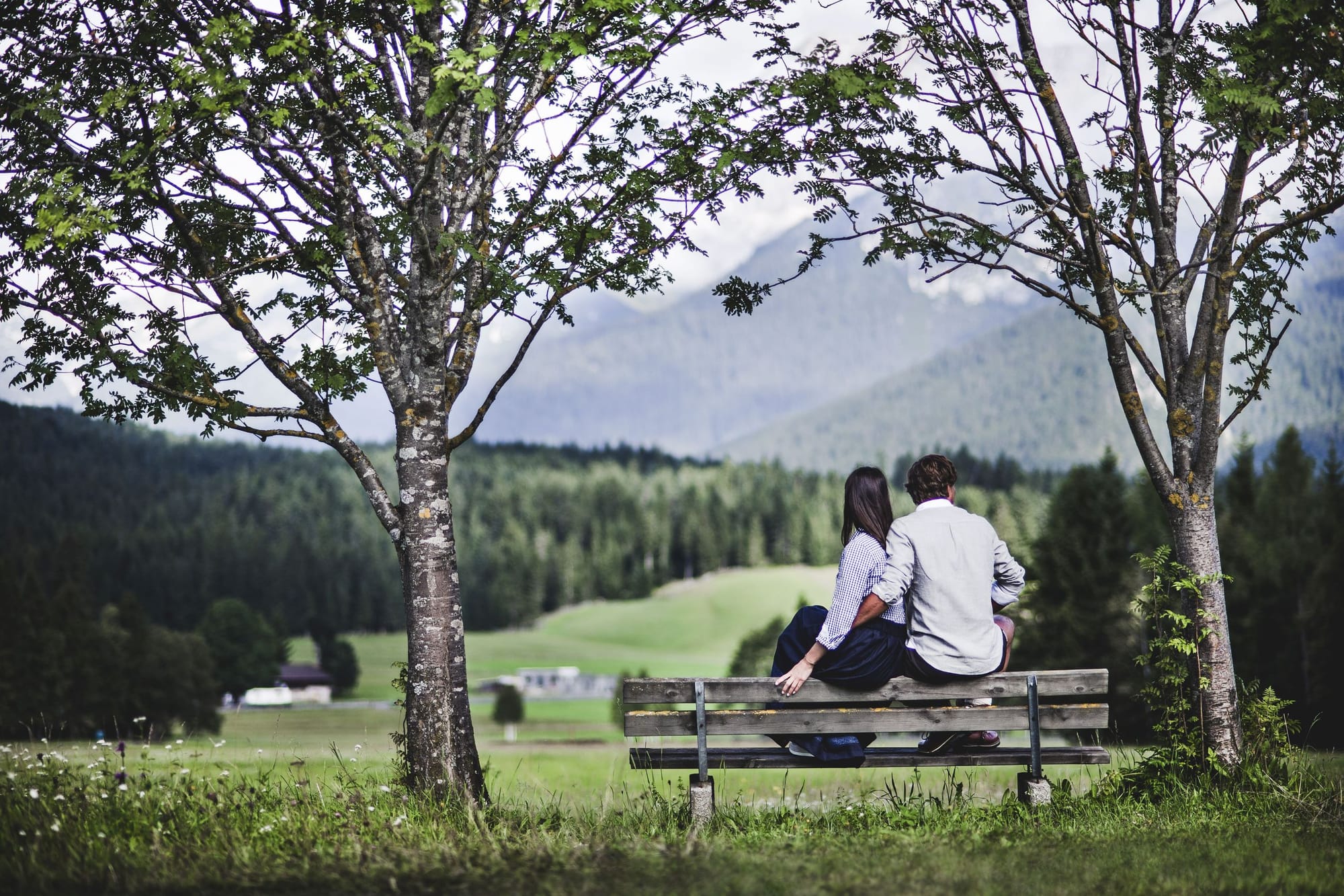 Olympiaregion Seefeld / Stephan Elsler Wanderin mit Blick über das Hochplateau der Region Seefeld